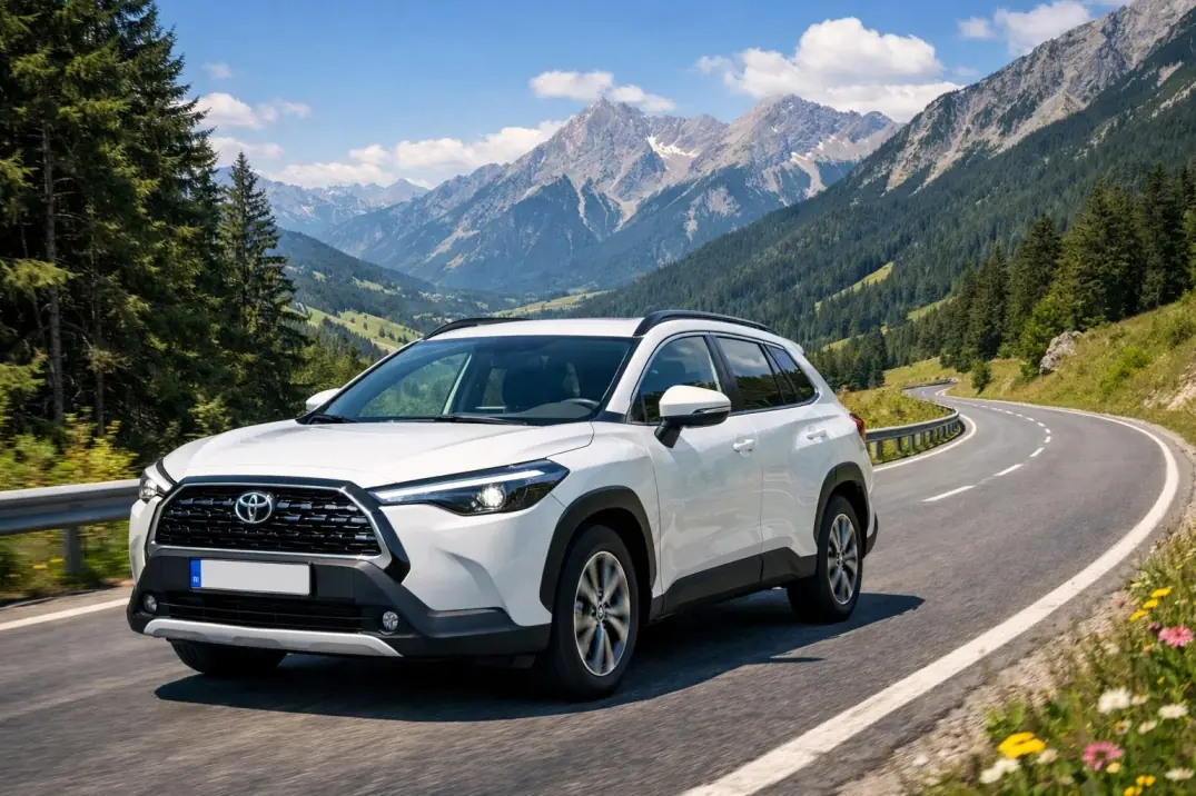Biały SUV na górskiej drodze